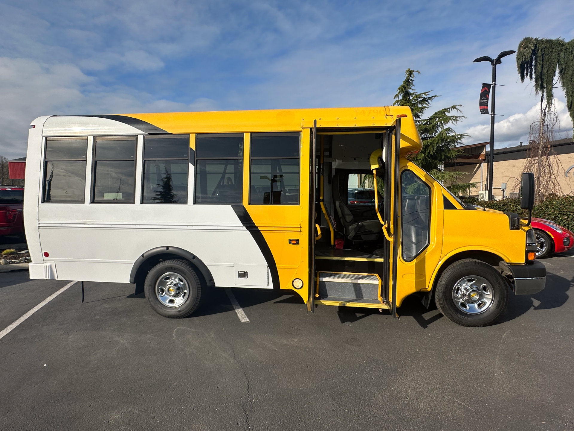 Used 2014 Chevrolet Express 3500 RWD image 6