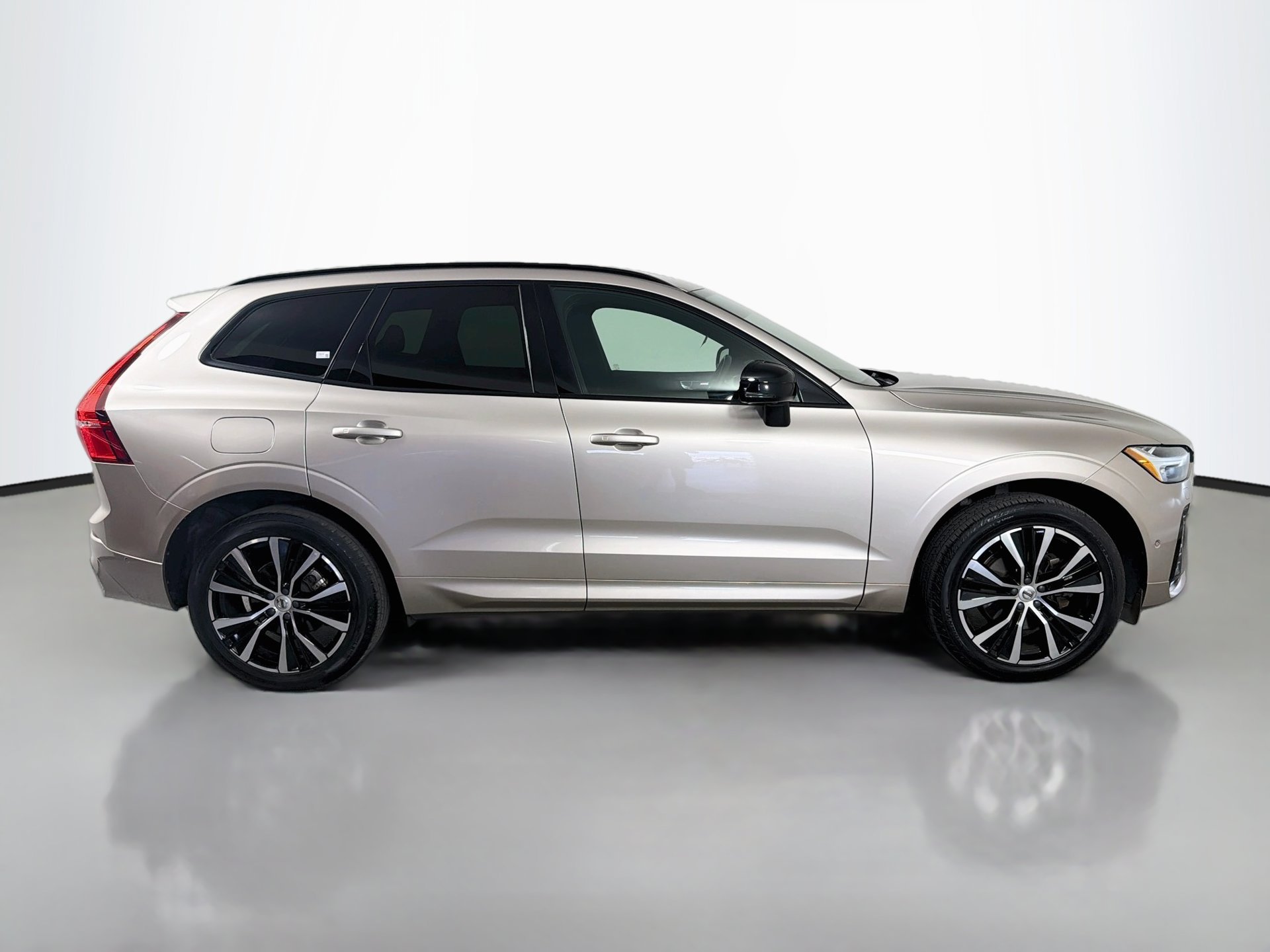 Certified 2023 Volvo XC60 B5 Ultimate w/ Climate Package AWD/4WD image 5