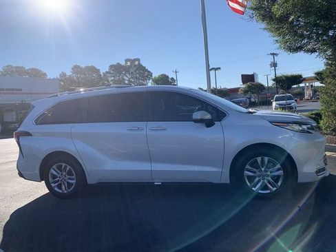 Used 2023 Toyota Sienna Limited FWD image 9