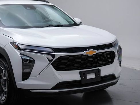 Used 2025 Chevrolet Trax LT FWD image 11