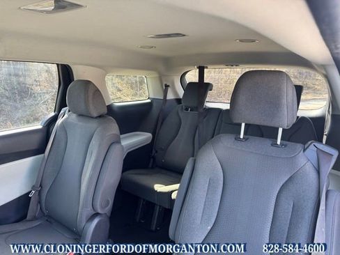 Used 2023 Kia Carnival LX image 13