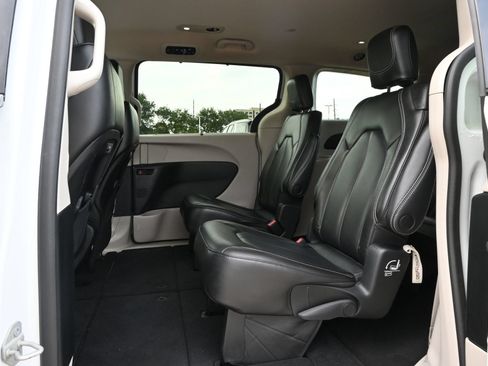 Used 2023 Chrysler Pacifica Touring-L FWD image 20