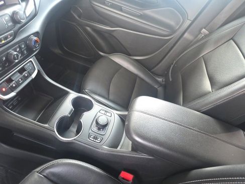 Used 2023 GMC Terrain SLT image 30