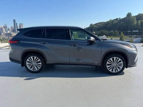 Used 2023 Toyota Highlander Platinum AWD/4WD image 2