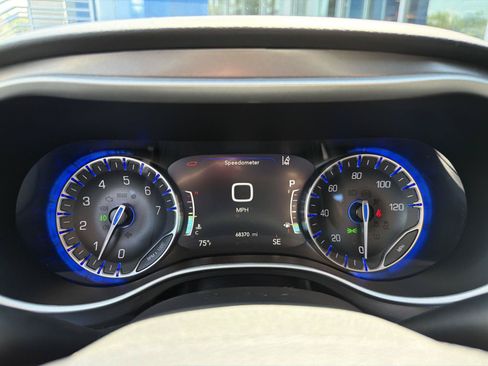 Used 2024 Chrysler Pacifica Touring-L FWD image 22