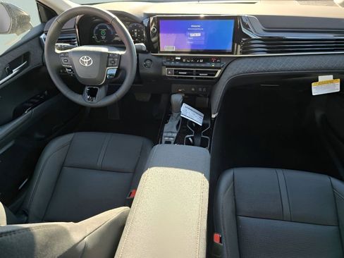 Used 2025 Toyota Camry XLE FWD image 29