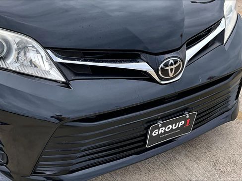 Used 2018 Toyota Sienna LE image 29