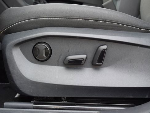Used 2024 Volkswagen Taos SE w/ Panoramic Sunroof Package FWD image 16