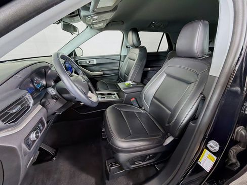 Used 2022 Ford Explorer XLT w/ Equipment Group 202A image 6