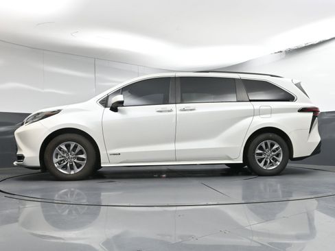 Certified 2021 Toyota Sienna XLE image 31