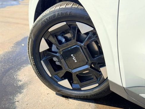 Used 2025 Kia Carnival EX image 30