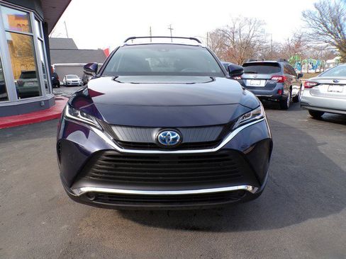 Used 2022 Toyota Venza XLE image 2