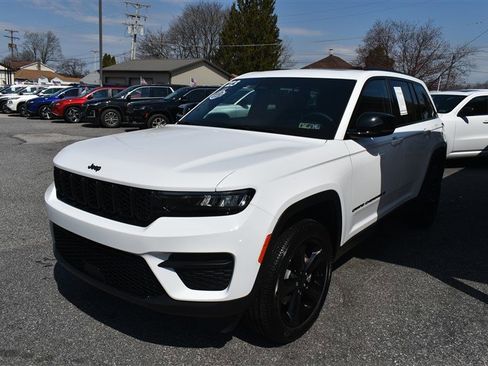 Used 2023 Jeep Grand Cherokee Altitude image 7