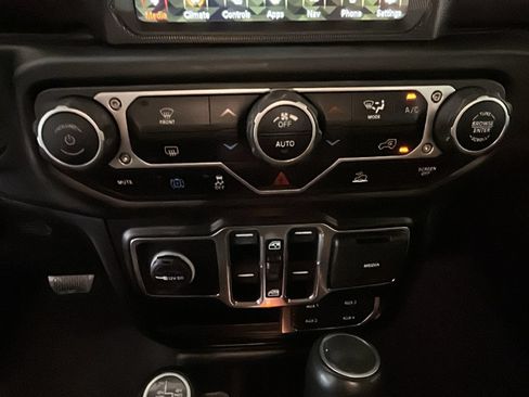Used 2023 Jeep Wrangler Unlimited Sahara AWD/4WD image 25