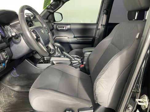 Used 2018 Toyota Tacoma TRD Sport w/ Technology Package AWD/4WD image 2