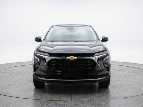 Used 2025 Chevrolet Trax LT FWD image 2