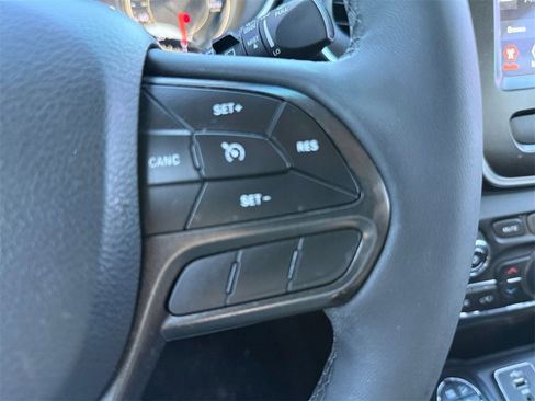 Used 2022 Jeep Cherokee Trailhawk image 17