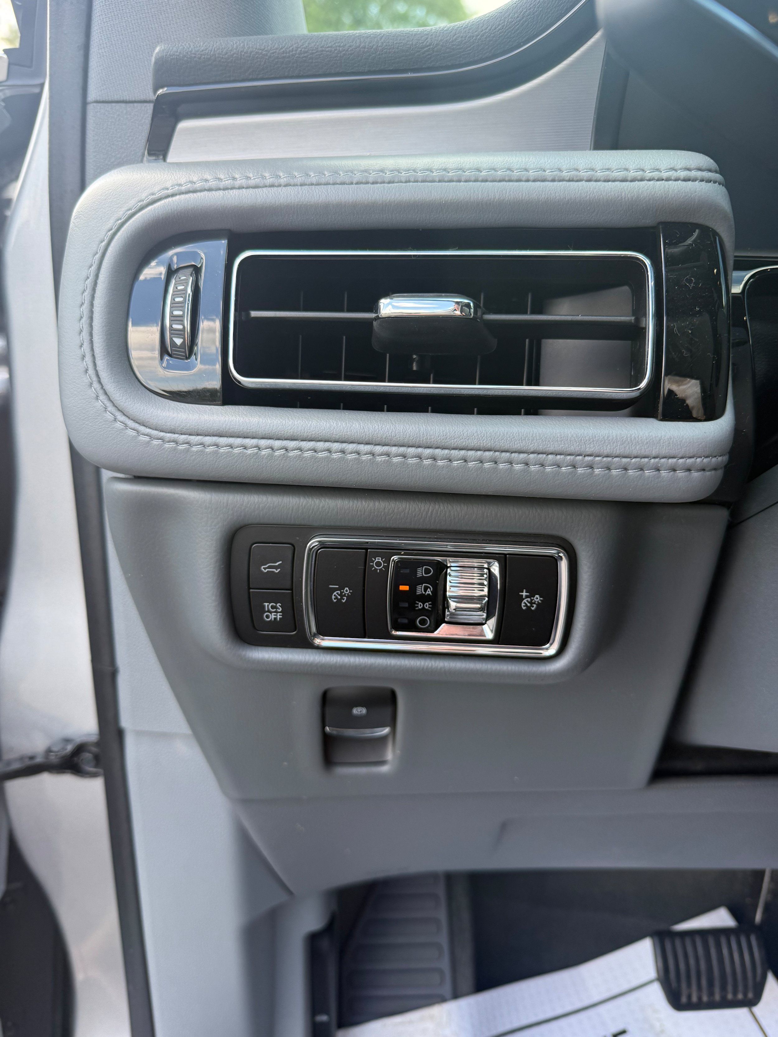 Used 2023 Lincoln Nautilus Reserve AWD/4WD image 11