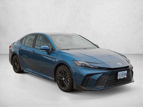 Used 2025 Toyota Camry SE FWD image 3