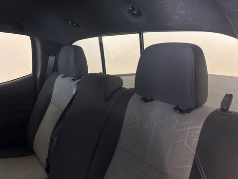 Used 2022 Toyota Tacoma TRD Sport image 12