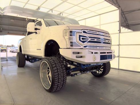 Used 2022 Ford F250 Platinum AWD/4WD image 3