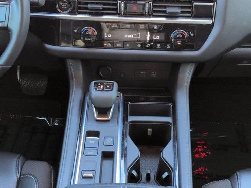 Used 2025 Nissan Pathfinder SL w/ SL Premium Package FWD image 18