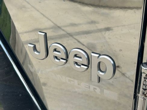 Used 2025 Jeep Wrangler Unlimited Sahara AWD/4WD image 15