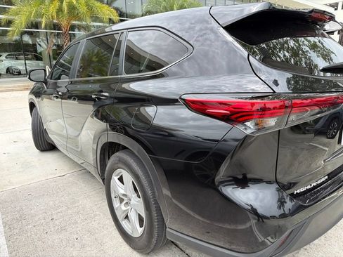 Used 2023 Toyota Highlander L FWD image 3