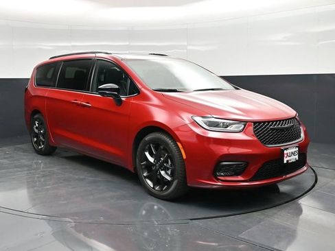 New 2026 Chrysler Pacifica Limited FWD image 1