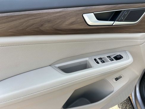 Used 2025 Volkswagen Atlas SE image 16