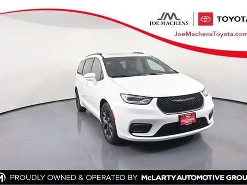 Used 2022 Chrysler Pacifica Limited w/ S Appearance Package AWD/4WD image 1