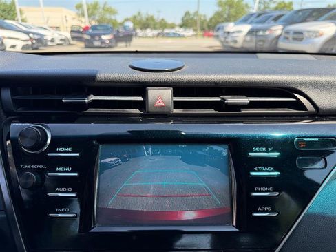Used 2018 Toyota Camry SE FWD image 36