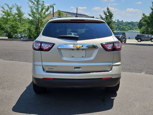 Used 2017 Chevrolet Traverse LT w/ Style and Technology Package FWD image 5