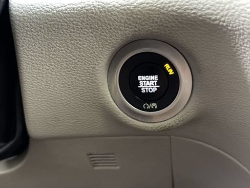 Used 2023 Chrysler Pacifica Limited FWD image 18