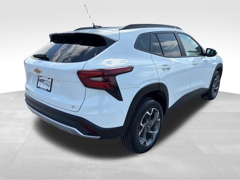 Used 2025 Chevrolet Trax LT w/ LT Convenience Package image 4