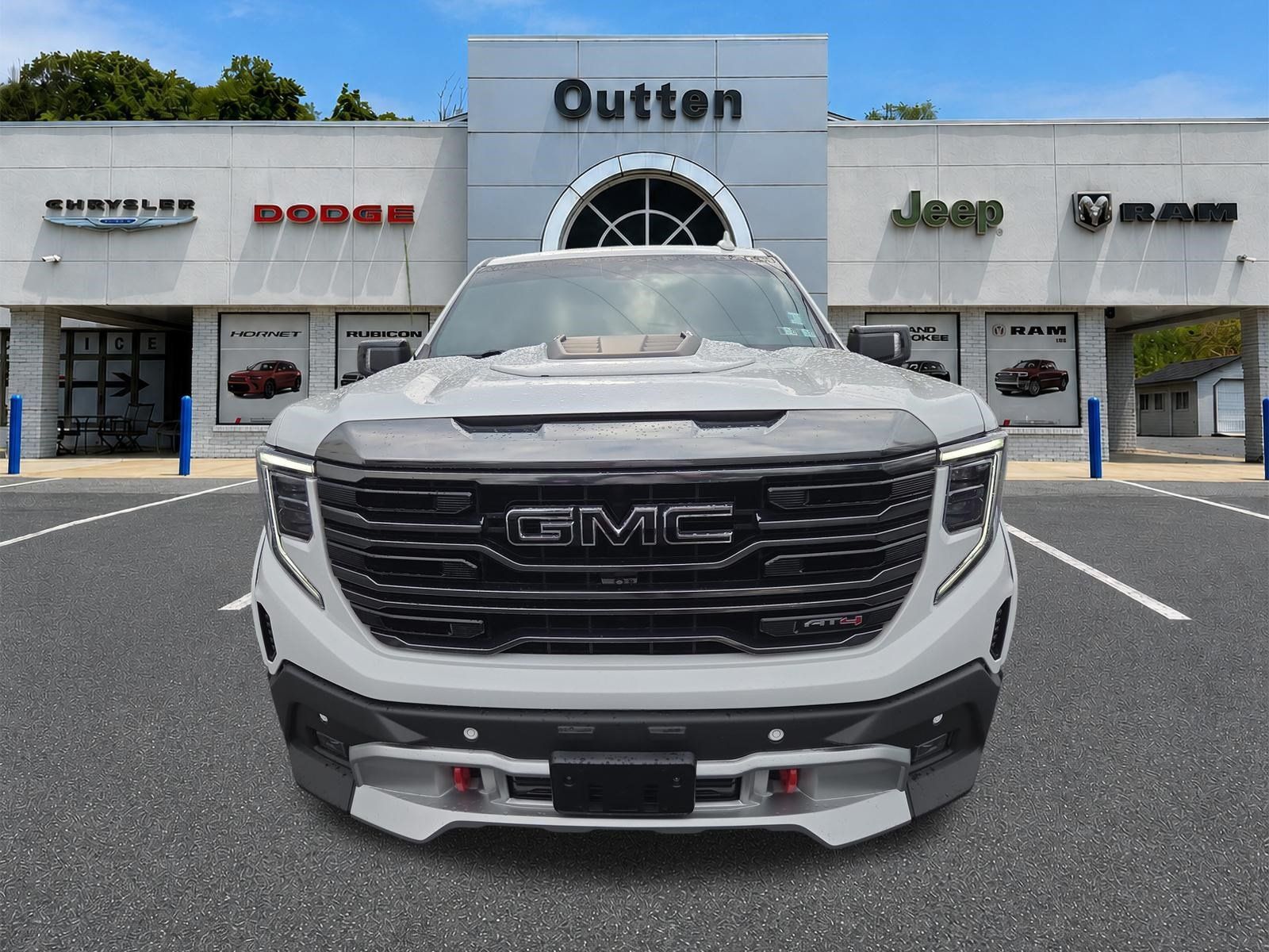 Used 2023 GMC Sierra 1500 AT4 w/ AT4 Premium Package AWD/4WD image 9