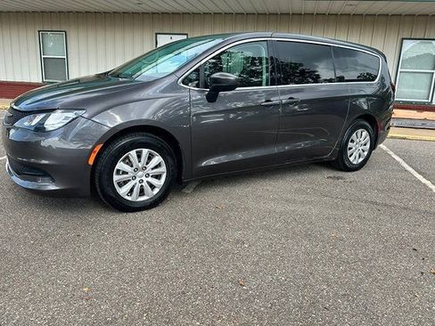 Used 2021 Chrysler Voyager L FWD image 2
