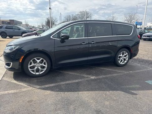 Used 2019 Chrysler Pacifica Touring Plus w/ Advanced Safetytec Group image 3