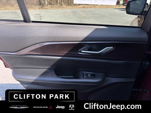 Used 2023 Jeep Grand Cherokee Altitude AWD/4WD image 12
