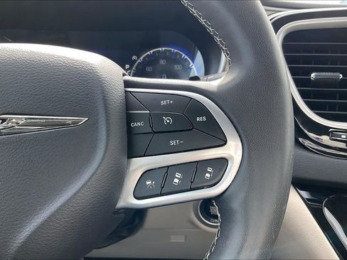 Used 2023 Chrysler Pacifica Touring-L image 25