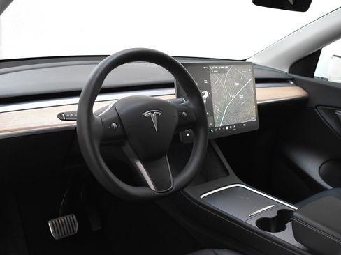 Used 2021 Tesla Model Y Long Range image 17