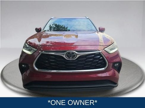Used 2025 Toyota Highlander Limited FWD image 3