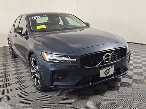 Certified 2022 Volvo S60 B5 Momentum w/ Premium Package image 2