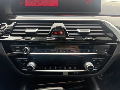 Used 2021 BMW 530i xDrive 530i xDrive w/ Premium Package image 16