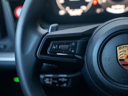 Certified 2025 Porsche Cayenne image 7