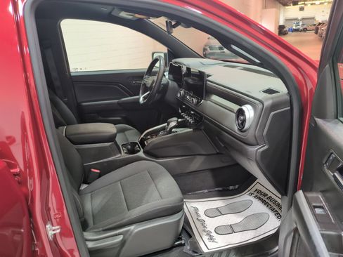 Used 2024 Chevrolet Colorado LT w/ LT Convenience Package II AWD/4WD image 9