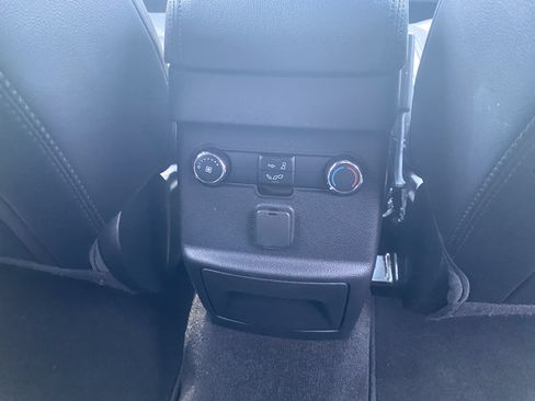 Used 2018 Ford Explorer XLT w/ Equipment Group 202A FWD image 22