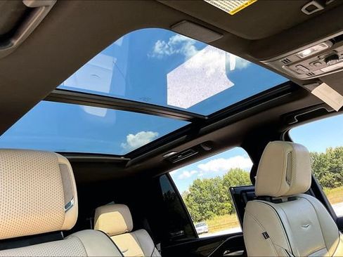Used 2023 Cadillac Escalade Premium Luxury AWD/4WD image 28
