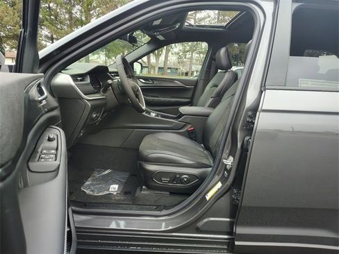 New 2025 Jeep Grand Cherokee 4WD image 2