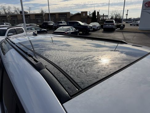 Used 2023 Land Rover Defender 110 X-Dynamic SE image 17